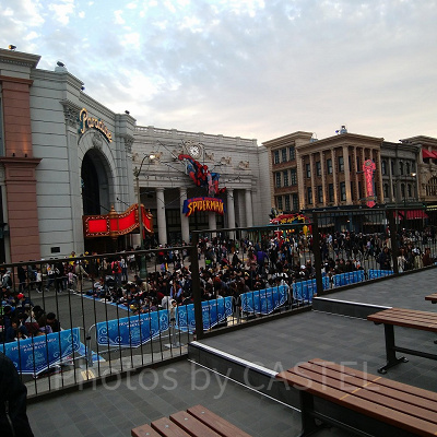 「クリスタルの約束」無料鑑賞エリアの様子／開始1時間前にはかなり後方まで人が埋まっている