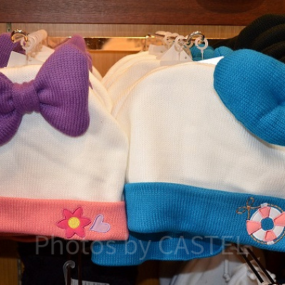 デイジーのニット帽（左）