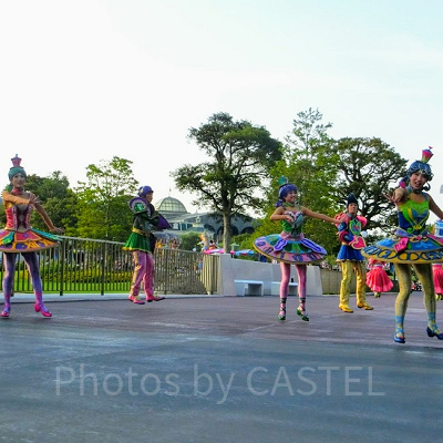 時計モチーフの衣装のダンサー