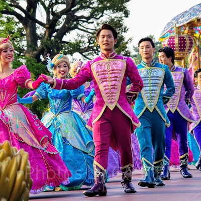 王子とお姫様の衣装を着たダンサー