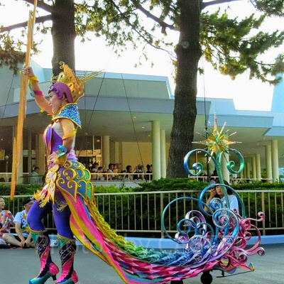 日本モチーフの衣装を着たダンサー