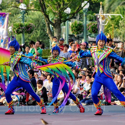レインボーカラーのフラッグを持ったダンサー