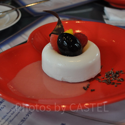 男性ゲストのデザートソースはお皿にかける!塩対応のサンジ/サンジの海賊レストラン2019