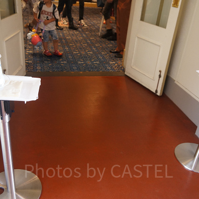 入口と出口には消毒液が設置