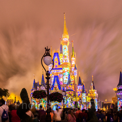 ステンドグラス風に映し出されるディズニーキャラクター <br/>設定:16㎜ SS15.0 F10 ISO100(三脚使用・トリミングあり)