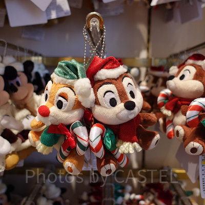 ディズニークリスマスグッズ2022：ぬいぐるみバッジセット（チップ＆デール）