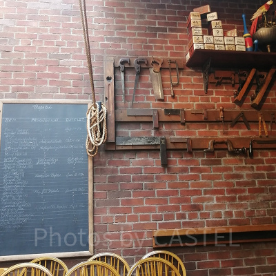 ディズニークイズ：この内装はどこのレストラン？