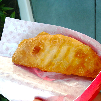 ディズニーシー食べ歩き：フライドピザ