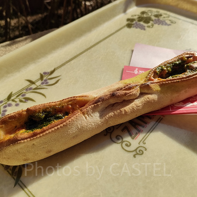 ディズニーシー食べ歩き：ロングピッツァ（トマト＆バジル）