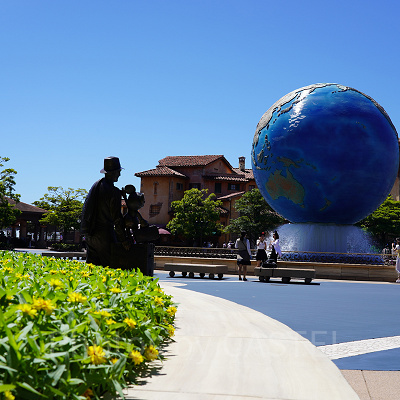 季節の花とキャラクターが出迎えてくれるディズニーシープラザ