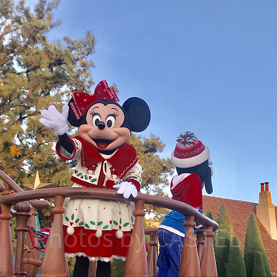ディズニーランドのクリスマスパレード