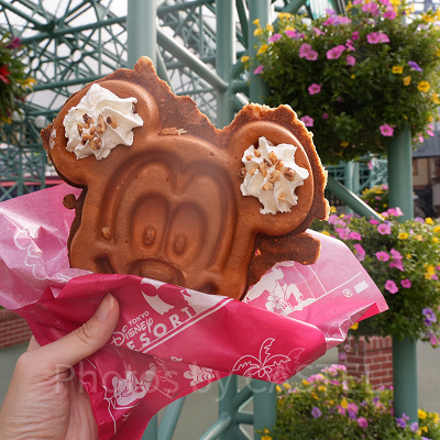 ディズニーランド食べ歩き：ミッキーワッフル