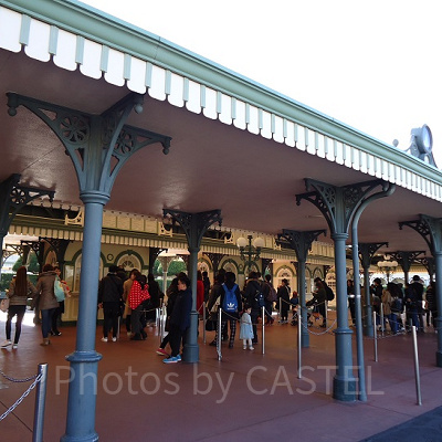 ディズニーランドのエントランス