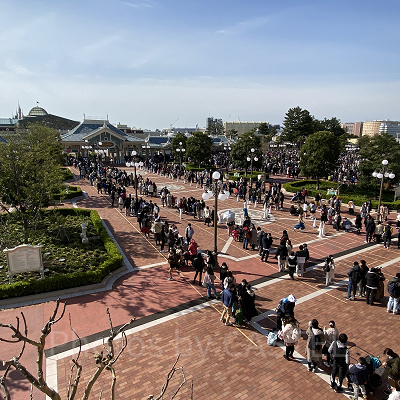 ディズニーランドのエントランスの様子（2022年4月2日8時30分ごろ撮影）