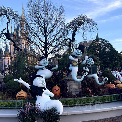 ディズニーランドのハロウィンデコレーション（シンデレラ城前）