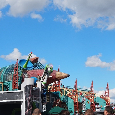 ディズニーランド・パーク：鉛筆の形の建物