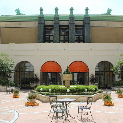 イルカのオブジェとコートヤード（中庭）