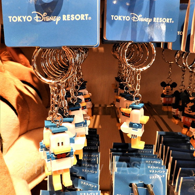 直立不動のドナルドがなんともユーモラス