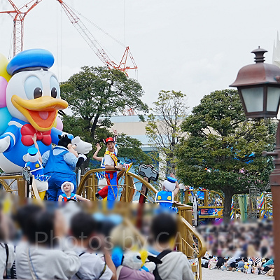 ピートのフロートにドナルドの巨大バルーンが出現した様子（クワッキーセレブレーション★ドナルド・ザ・レジェンド）