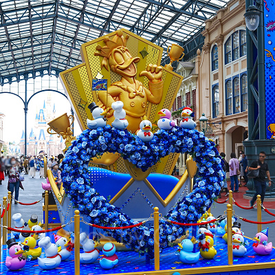 ドナルドのクワッキー・ダックシティのデコレーション