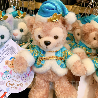 ダッフィーぬいぐるみバッジ（カラー・オブ・クリスマス）