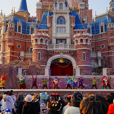 ゴールデン・フェアリーテイル・ファンファーレ：上手から出てくる小人たち！