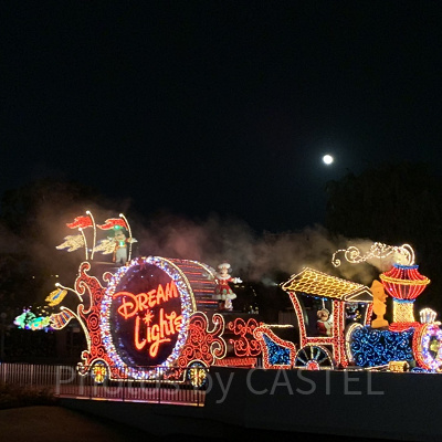 トゥモローランドテラスから見たエレクトリカルパレード