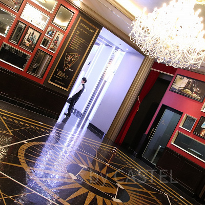 タイムズスクエアがモチーフのエレベーターホール