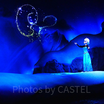 氷の宮殿を作るエルサ〔アナとエルサのフローズンジャーニー〕