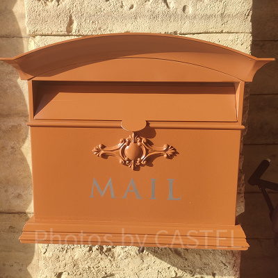 エンポーリオ入り口のポスト