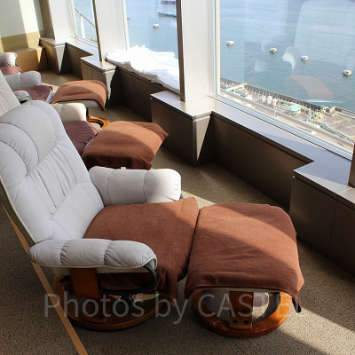 窓際で景色を眺めながらマッサージを