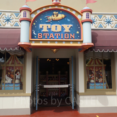 出入りできない出入口は封鎖のラインが引いてあります