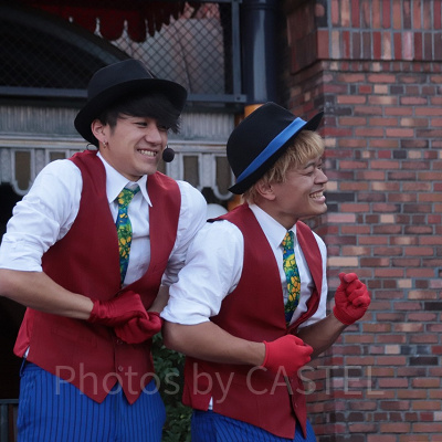 じゃれ合うダンサー