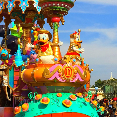 ドナルド、デイジー、プルートが乗ったフロート