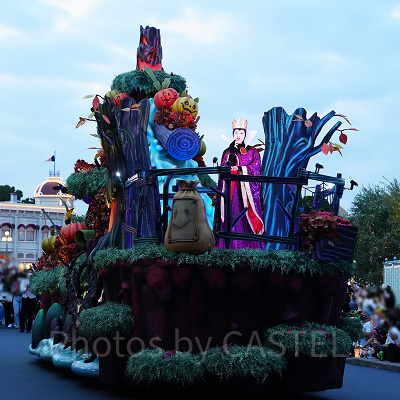 ウィックド・クイーンが乗ったフロート