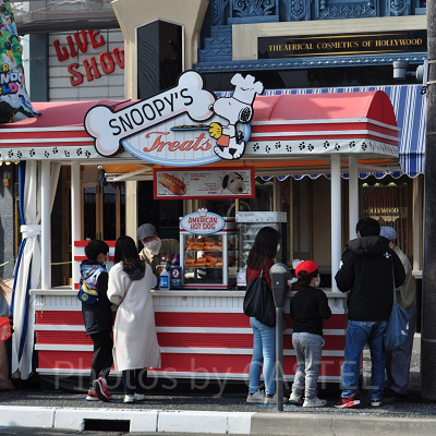 スヌーピーまんを販売しているフードカート