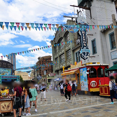 USJのラグーン沿いの通りに並ぶフードマーケット