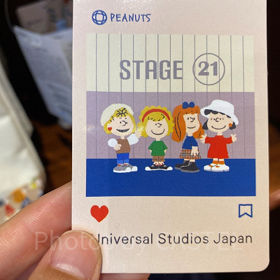 STAGE21の前でポーズを決める4人