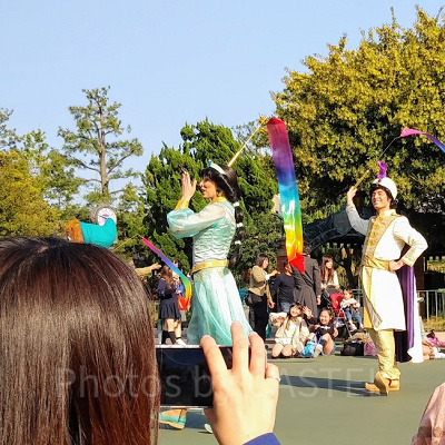 左から パーラ、ジャスミン、アラジン