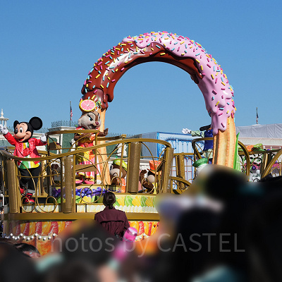 フルーツタルト風ライブステージのフロート（ミッキーなど）