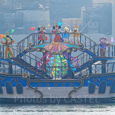 レッツ・セレブレイト・ウィズ・カラーの船にガーランドが登場