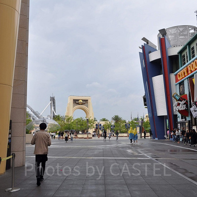 ユニバーサルシティウォーク大阪から見たUSJの門