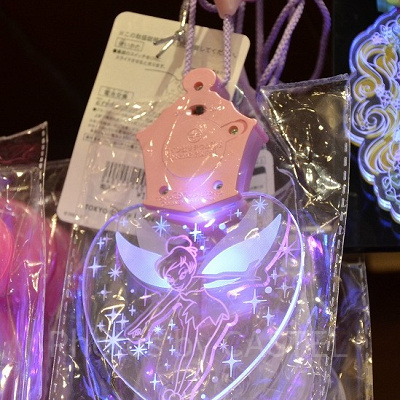 光るペンダント