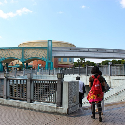 右側に見える階段を下りていきます