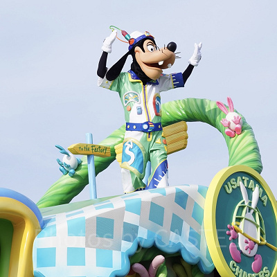 ディズニーランドでパレードに出演するグーフィー