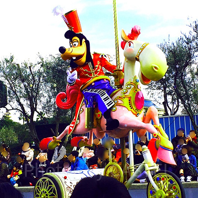 先頭で登場するのはグーフィー！