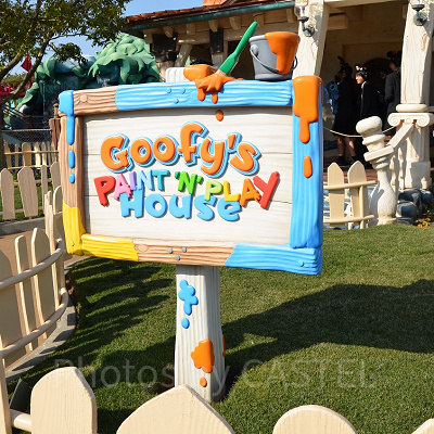 グーフィーのペイント&プレイハウス看板