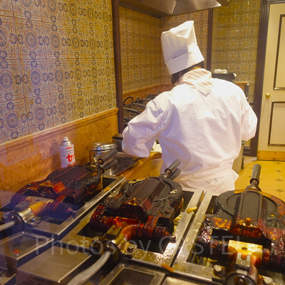 グレートアメリカン・ワッフルカンパニー：店内でミッキーワッフルを焼き上げる様子