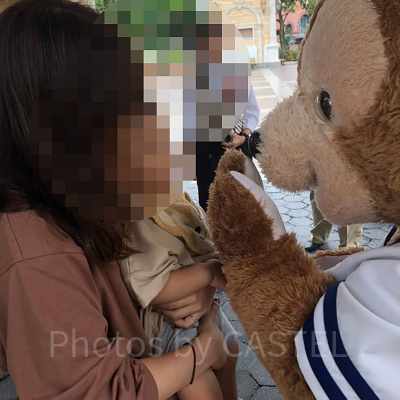 ダッフィーとグリーティング中