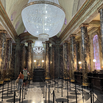 Qラインになっているグリンゴッツ銀行のロビー